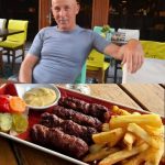 Cât costă patru mici cu muștar în localul lui Mugur Mihăescu din Centrul Vechi